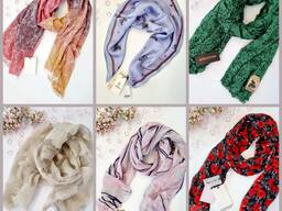 080069 Mix of lightweight scarves
