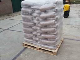 100% natural, high-quality wood pellets ..... (Wood biomass / Wood pellets)