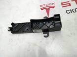1115333-00-Z Tesla Modell X Befestigungshalterung für Aktuator vorne rechts Türverriegelun