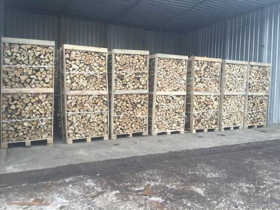 Brennholz aus Hartholz in Form von Baumstämmen