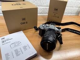 OM SYSTEM OM-5 Systemkamera mit 14-150 mm f/4-5.6 II Objektiv (Silber)