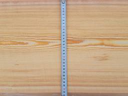 Sibirische-Lärchenholz: nicht kantig (Sortierung 0-1) und Schnittholz (Einstufung 1-4).